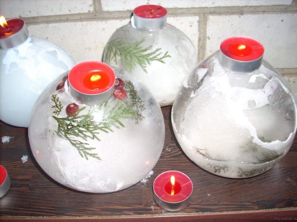 Boule de glace avec des fleurs fraîches