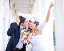 Auf welcher Seite sollte die Braut während eines Gemäldes, Hochzeit, am Tisch vom Bräutigam sein? Auf welcher Seite von Braut und Bräutigam sind Zeugen, Eltern und Gäste bei der Hochzeit?