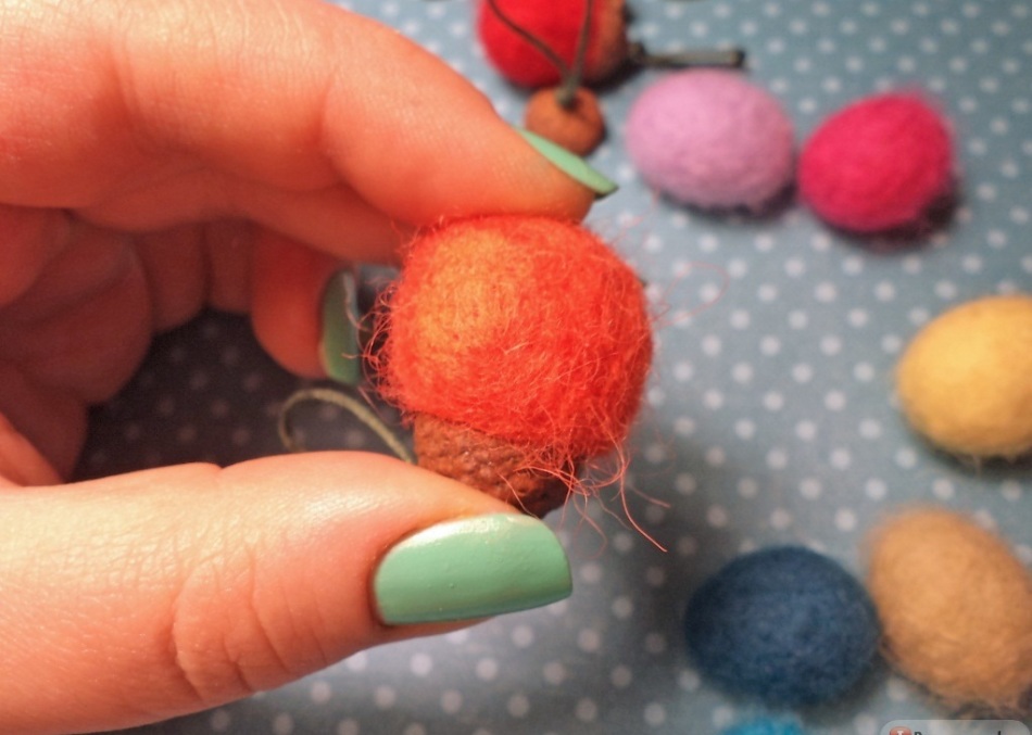 Fastening beads to the hat during felting