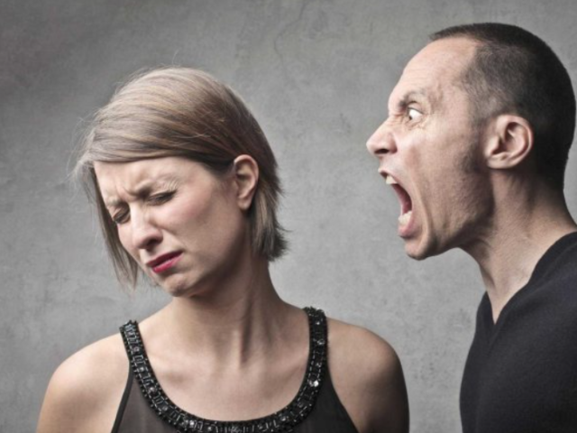 Kaj storiti, če mož nenehno vpije na svojo ženo, kako reagirati na krike moža: nasvet psihologa