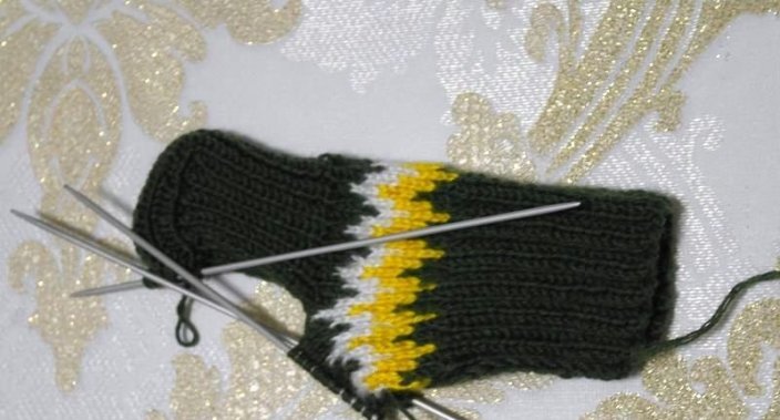 Le talon sur 2 aiguilles à tricot est tricoté, comme lors de la création d'un orteil sur 5 aiguilles à tricotage