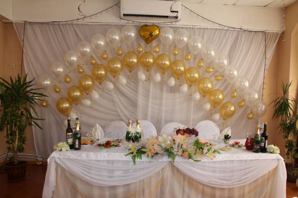 Ready -made ideas for decorating weddings with garlands from balls, example 10