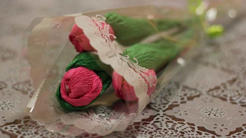 Как сделать тюльпан из гофрированной бумаги и конфет: пошаговая инструкция