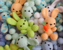 Light toys with amigurumi knitting needles for beginners: master class, schemes, description, photo. Knitted toys and crafts for Easter: schemes and description