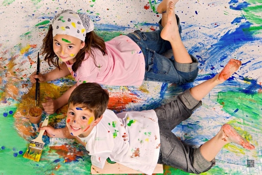 Kako naučiti otroka, da riše z barvami?