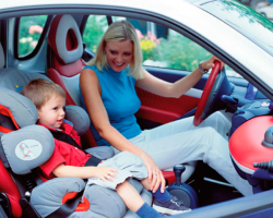 Est-il possible de transporter un enfant sur le siège avant d'une voiture? À quel âge pouvez-vous rouler sur le siège avant?