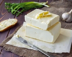 Cara membuat mentega di rumah dari krim toko, susu sapi rumah, krim asam: resep, ujung kuliner