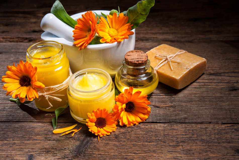 Un conjunto de productos diferentes de las flores de la caléndula