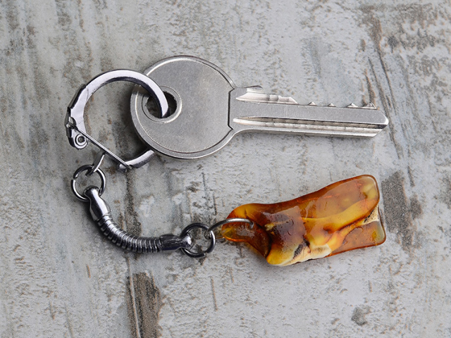 Is it possible to give a keychain for the keys to a man, a guy, beloved?