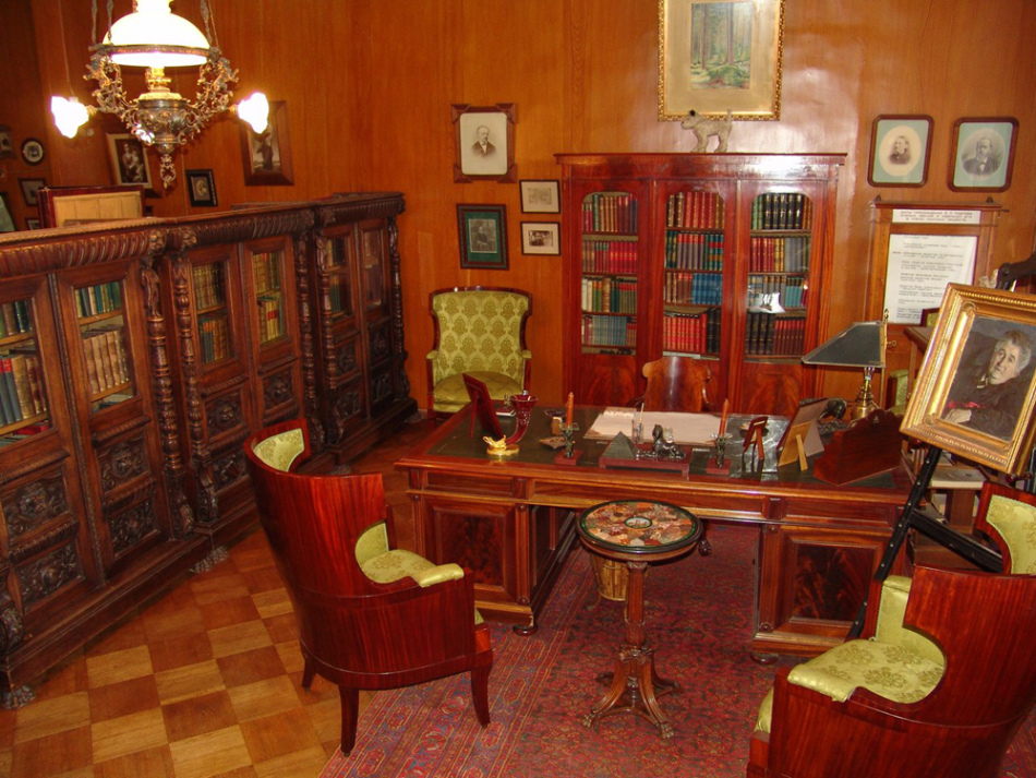 Pavlov’s apartment-museum also accommodates the library of the academician