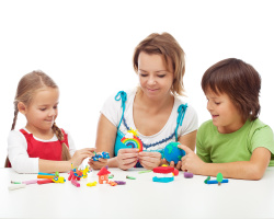 Quels jeux pouvez-vous jouer avec des enfants de 4 à 6 ans à la maison? Didactique, réalisateur, jeu de rôle, jeux de commandes et en plein air pour les enfants d'âge préscolaire
