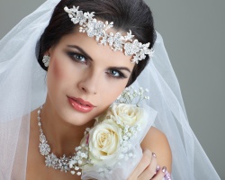 Altın, boncuklar, kumaşlar için güzel ve sıradışı düğün takıları. Saç stilinde başta gelin için düğün mücevherleri, kolda, boyun, kendi ellerinizle giyin