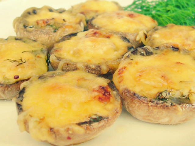 Bagaimana cara memasak jamur yang dipanggang dengan kentang, keju, ayam, babi, terong, krim asam dalam oven? Bagaimana cara memanggang jamur champignon di oven utuh?