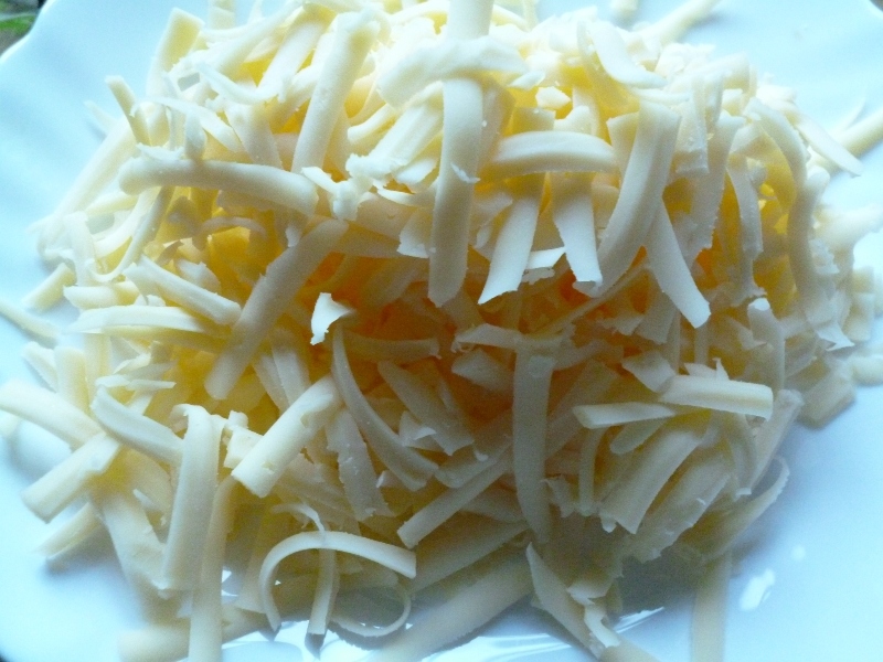Omlet a lavashban: dörzsölje a sajtot