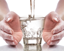 What is the value of the human body to ordinary water, and what kind of water is the most useful? How much do you need and how to drink water for health and weight loss? What will happen in the body if you drink a lot and very little water per day?