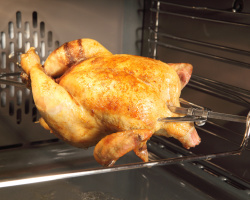 Ayam di panggangan oven di atas ludah: resep utuh. Bagaimana cara menanam ayam dengan ludah, bagaimana cara memperbaiki berapa banyak untuk dimasak dalam pernapasan listrik?