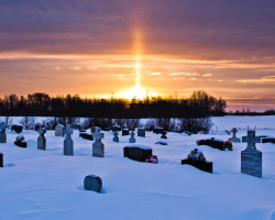 Est-il possible d'aller au cimetière en hiver: signes