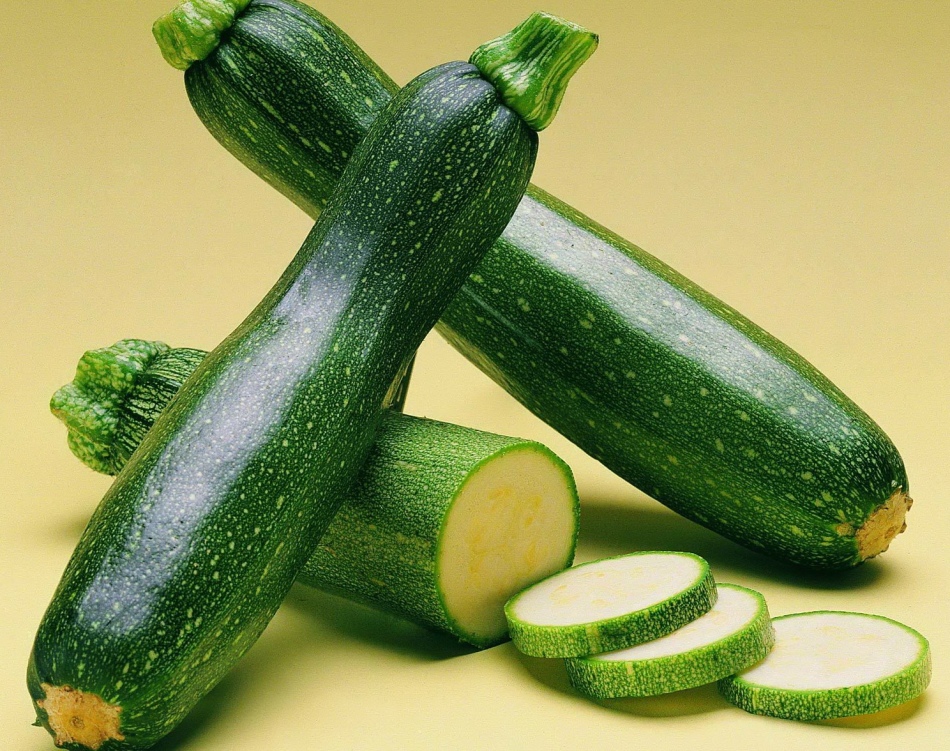 Zucchini zerrissen auf einem Heimbett, um in der Wabe zu paroten