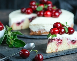 Ist es möglich, den üblichen Kuchen einzufrieren und ihn dann zu essen? Wird der Kuchen schlecht gehen, wenn er gefroren ist?