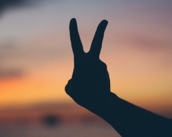 Que signifient les signes, les gestes avec les doigts des mains de la jeunesse moderne: description, photo