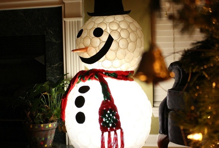 Egy ilyen hóember valódi dekorációvá válik az ünnepnek