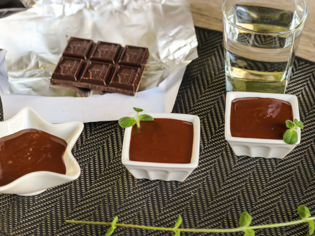 Kako pravilno stopiti čokolado: metode, recepti. Kako stopiti čokolado, tako da je tekoča v mikrovalovni pečici, v vodni kopeli, plinski peč, večplastniki, sredstva, v silikonskih kalupih, mleku, smetani, olju: nasveti, recepti