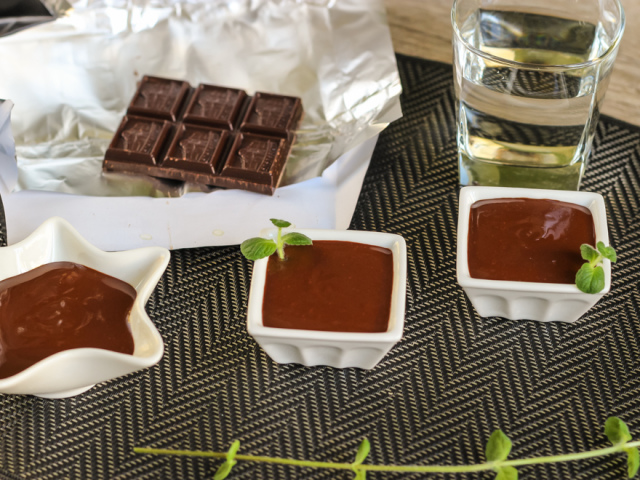 Comment faire fondre correctement le chocolat: méthodes, recettes. Comment faire fondre du chocolat afin qu'il soit liquide au micro-ondes, dans un bain-marie, cuisinière à gaz, multi-maisons, fonds, moules en silicone, lait, crème, huile: conseils, recettes