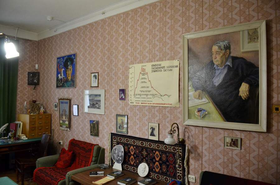 Стены квартиры-музея украшают работы супруги гумилева, которая писала картины профессионально