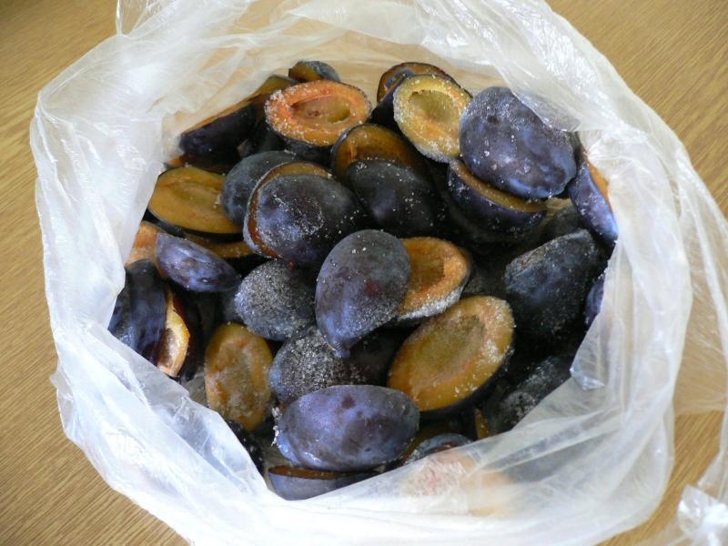 Les prunes avec un os et sans, entières et les moitiés conviennent à la production de pruneaux