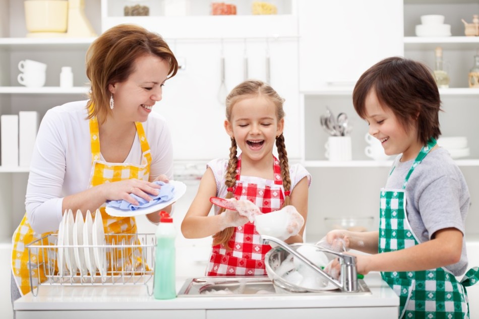 I bambini obbedienti aiutano la mamma