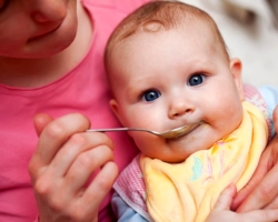 Muss ich dem Brei des Babys Öl hinzufügen? Welches Öl ist besser, um einem Kind bis zu einem Jahr zu geben? Welche Art von Butter und Gemüseöl für komplementäre Lebensmittel zu wählen?
