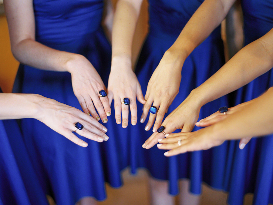 Las novias de la novia con la manicura de la chaqueta