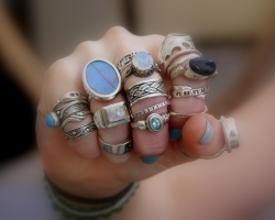 Di jari mana yang Anda butuhkan untuk memakai cincin yang belum menikah, bercerai dan janda? Di jari mana yang bisa Anda pakai cincin, dan di mana Anda tidak bisa?