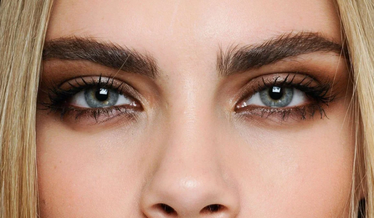 Kara Delevingne a de beaux sourcils épais