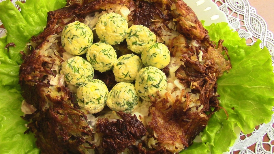Salad decoration with potato pancakes