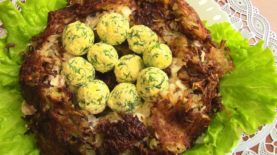 Decoración de ensaladas con panqueques de papa