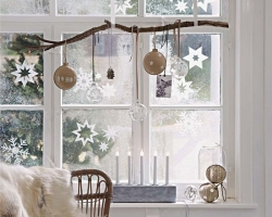 Dekoracija oken za novo leto iz papirja z ledenimi, palčnimi, zvezdicami, snežinki, ure, številki, božičnimi kroglicami, igračami na vejah, zvonovi: tiskanje in izrezo