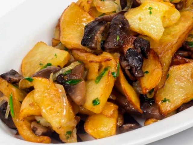 Penggoreng kentang dengan jamur kering, acar, beku, putih, tiram dan champignon: resep klasik, dalam slow cooker, dalam wajan, tips penting untuk memilih jamur dan kentang goreng yang tepat