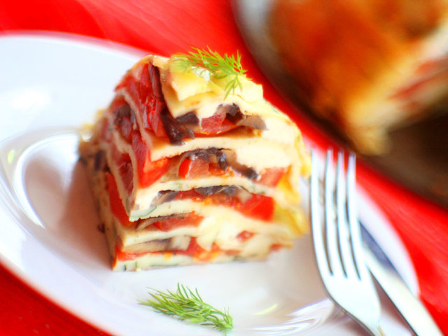 Torta paradicsommal és sajttal: cukkini, máj, padlizsán - egyszerű receptek egy finom süteményhez