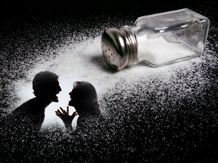 Примета: к чему рассыпать соль на стол, на пол? Правда ли, что рассыпанная соль к ссоре? Что делать, если нечаянно рассыпалась соль, как избежать ссоры?