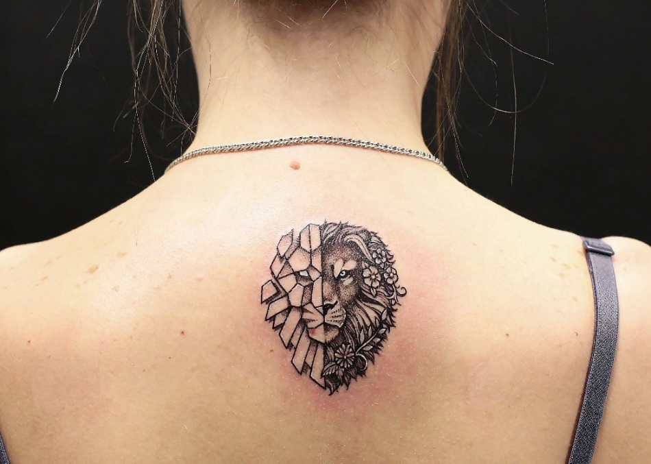 Современная вариация тату со львом на спине: небольшой рисунок