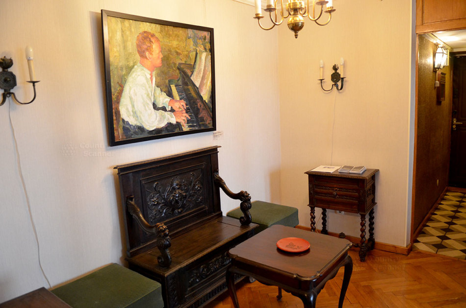 Потрет юного пианиста, написанный анной трояновской, очень украшает квартиру-музей
