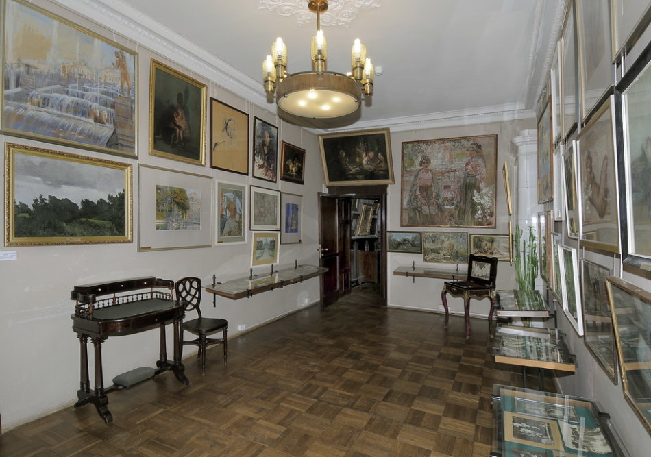Dobesedno je vsak prosti kos stene apartma-muzeja okrašen s slikami