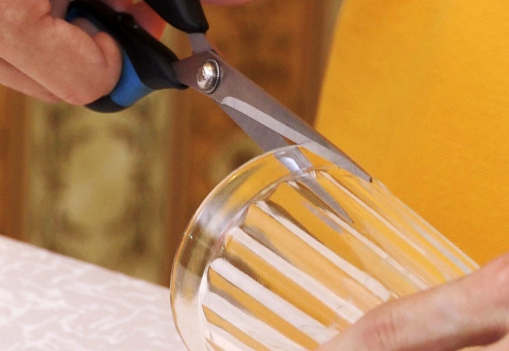 Стеклянная тара быстро реанимирует остроту ножниц