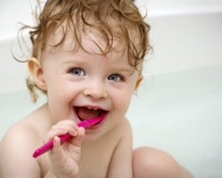 Mikor, milyen korban kell elkezdenie a gyermek fogainakmosását: fogorvosok tippei. Hogyan tanítsuk meg a gyermeket, hogy 2 éves korban fogmossa a fogakat: ajánlások. Hogyan kell a gyermek fogait helyesen mosni: az elülső és a hátsó fogak mosójának mintája