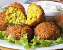 Comment faire cuire un phalafel de pois chiches, de lentilles, de pois, de haricots: les meilleures recettes pour cuisiner à la maison. Comment faire un délicieux falafel préparant à Lavash, avec des graines de sésame, de la viande, du classique, végétarien, en russe: recettes avec photos