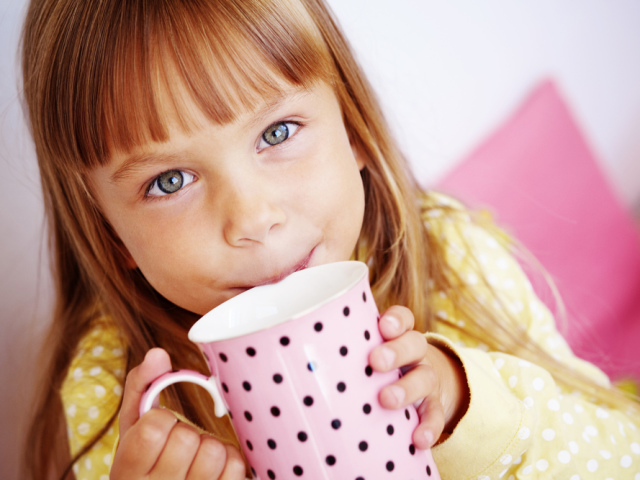С какого возраста можно давать ребенку пить чай зеленый, черный, ромашковый, Иван чай, липовый, каркаде, имбирный, мятный, из шиповника?