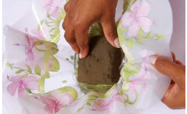 Send a floristic sponge to the bottom of the container