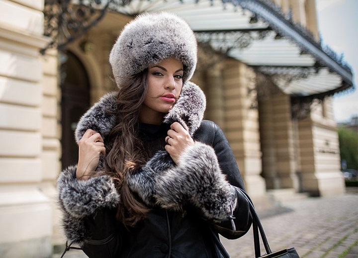 The hat can be a complement to the sheepskin coat