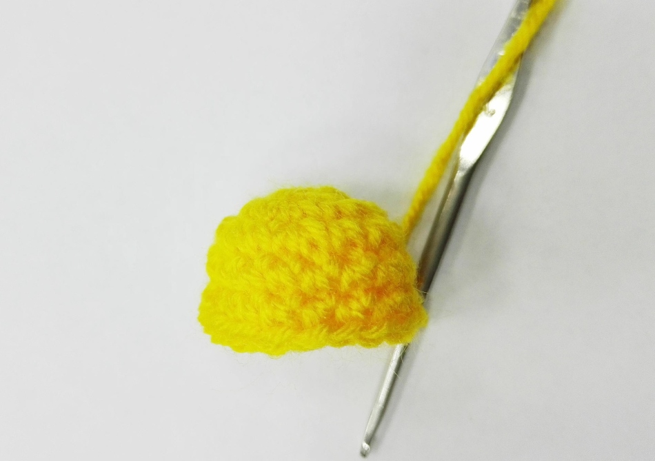 Knit the dog’s head one at a single crochet column
